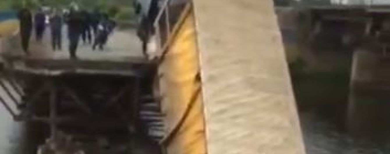 В Днепропетровской области под весом фуры обвалилась часть моста