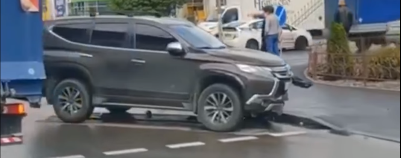 В Киеве на перекрестке произошло тройное ДТП