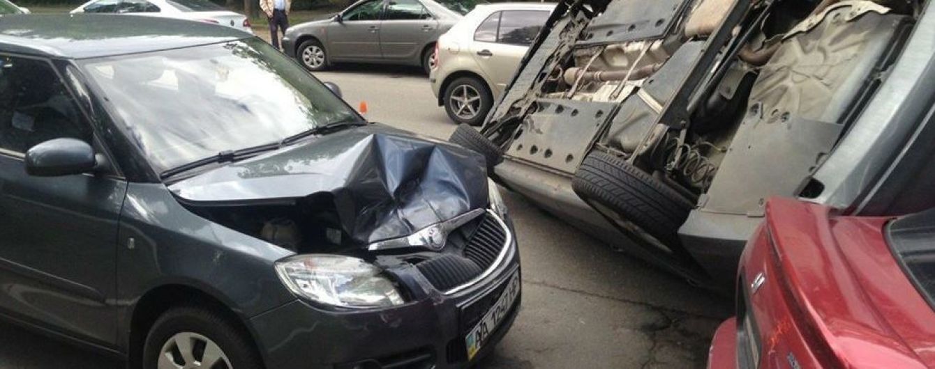 У Києві авто перекинулося на дах та зачепило декілька машин