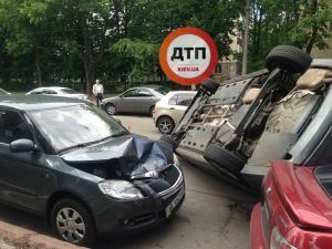 У Києві авто перекинулося на дах та зачепило декілька машин