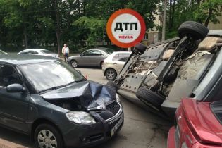 У Києві авто перекинулося на дах та зачепило декілька машин