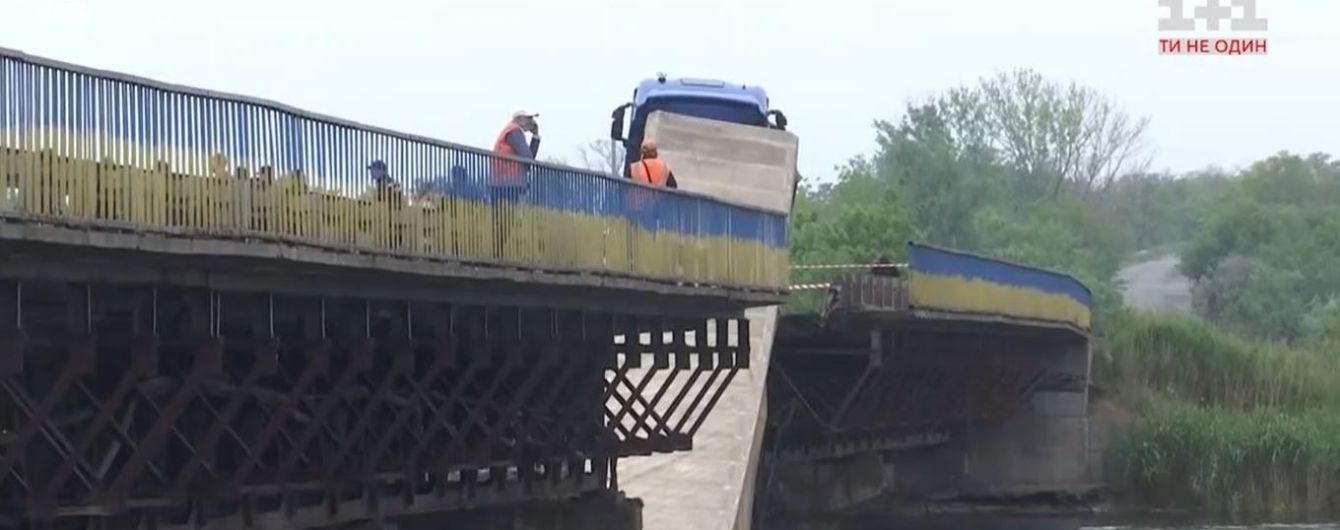 Обвал мосту на Дніпропетровщині: фура перевищувала дозволену для проїзду вагу