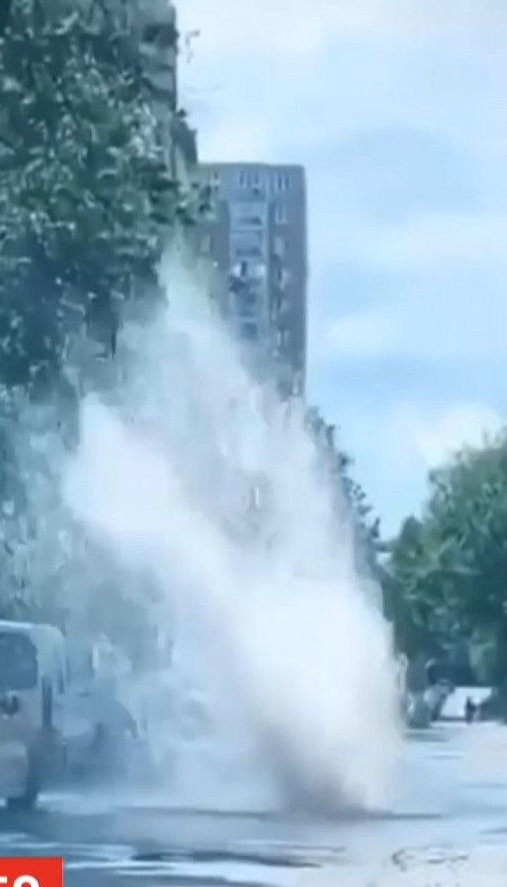 В Киеве возле Индустриального путепровода из-под земли вырвалась струя воды