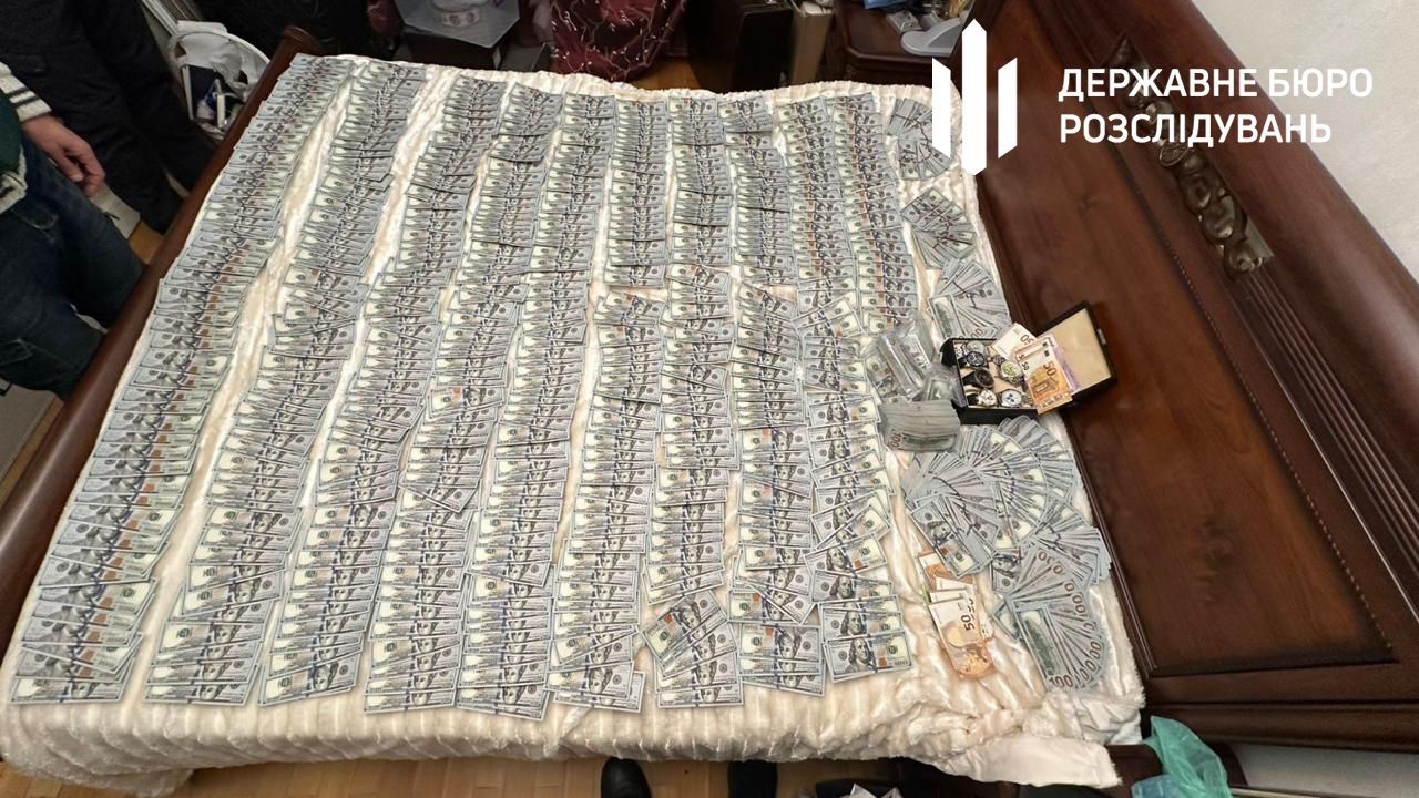 У Києві затримали трьох посадовців Голосіївського ТЦК та трьох цивільних, які допомагали ухилянтам / © 