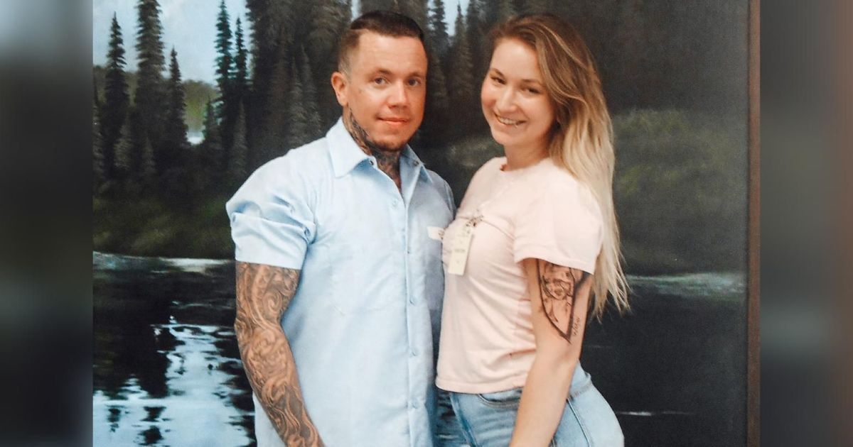 Девушка обручилась с заключенным через три часа после встречи с ним: история их любви