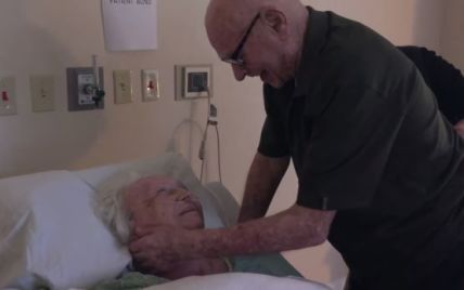 Пользователей Сети растрогало видео с дедушкой, который поет своей 93-летней жене