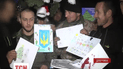 "Кіборги" показують малюнки, які їм прислали діти з усієї України