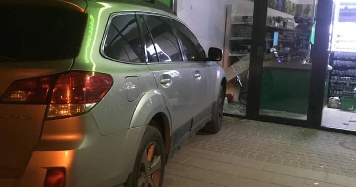 Во Львове пьяный водитель на Subaru влетел в витрину супермаркета: фото