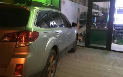 Во Львове пьяный водитель на Subaru влетел в витрину супермаркета: фото