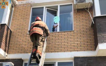 Батьків не було вдома: під Одесою рятувальники зняли з вікна 2-річну дитину