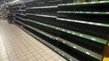 Результат російських ударів по продуктових складах у Києві – порожні полиці супермаркетів.