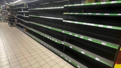 Результат російських ударів по продуктових складах у Києві – порожні полиці супермаркетів.