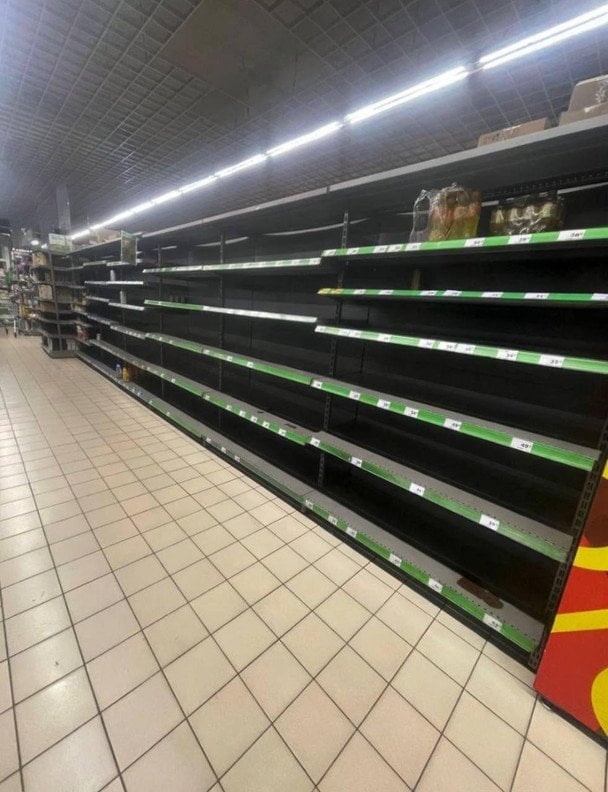 Результат російських ударів по продуктових складах у Києві – порожні полиці супермаркетів.  / © фото: Денис Казанський