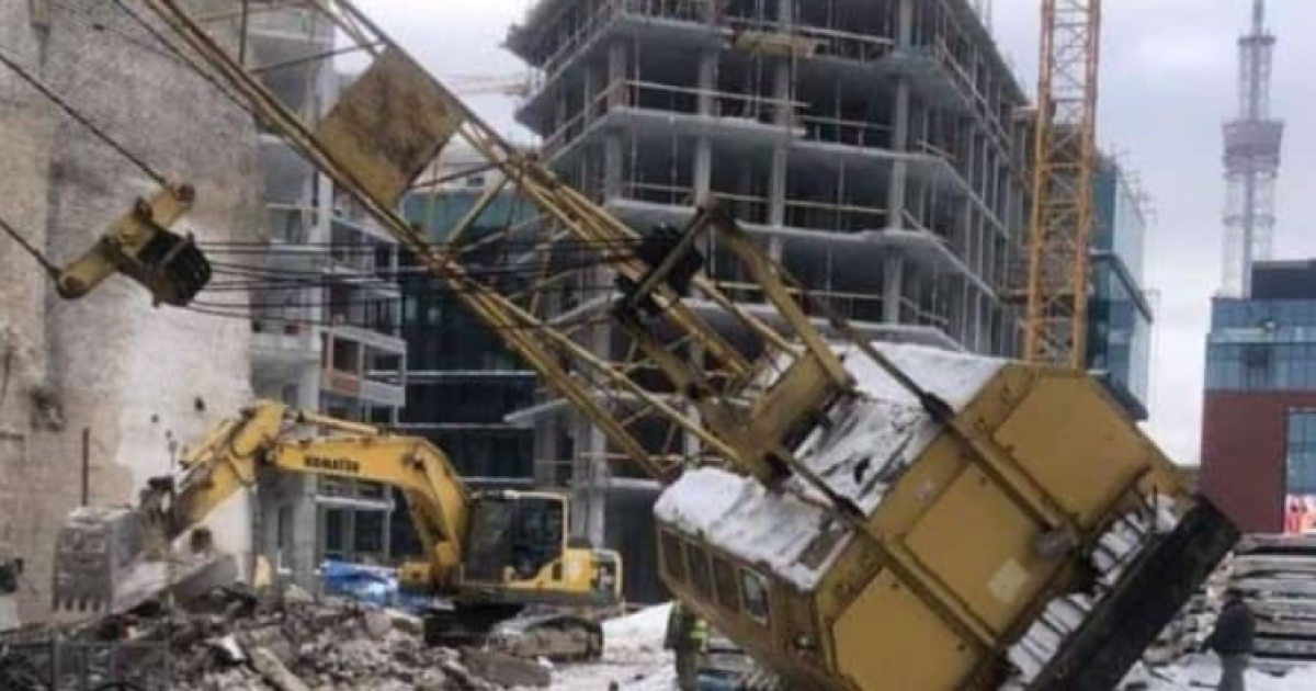 У Києві упав будівельний кран