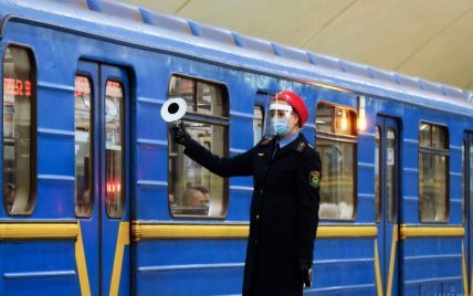 В метро Киева приостановили движение поездов из-за возможного падения ребенка на рельсы