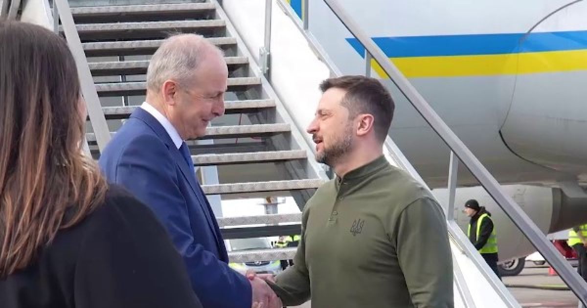 Прем'єр-міністр Ірландії Міхал Мартін зустрівся з президентом України Володимиром Зеленським в аеропорту Шеннон