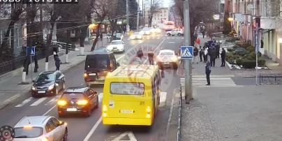 У Вінниці 22-річний водій позашляховика збив двох дівчат на "зебрі"