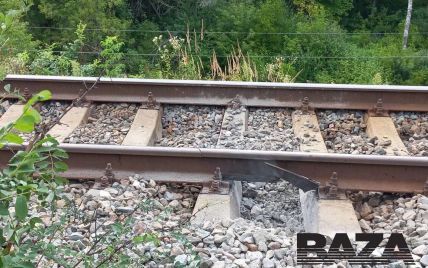 У Росії біля кордону з Україною невідомі пошкодили колію: залізничний переїзд закрили (фото)