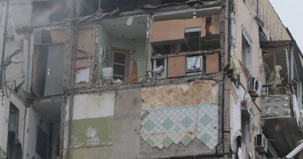 Доля 30 мешканців, зруйнованої ракетою багатоповерхівки в Дніпрі, досі невідома: як триває рятувальна операція