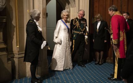 Вся в білому і дорогоцінній тіарі: герцогиня Корнуольська супроводжувала принца Чарльза на засідання парламенту