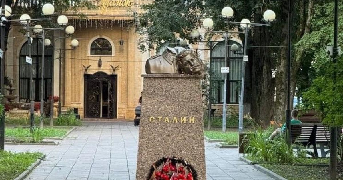 Розбитий пам'ятник Сталіну у Звенигороді під Москвою