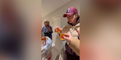 Леся Никитюк показала, как родители встречают ее с традиционными угощениями