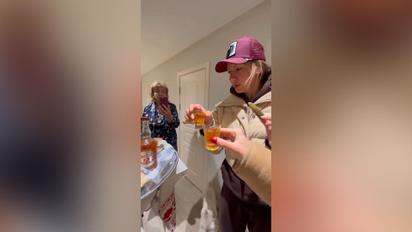 Леся Нікітюк показала, як батьки зустрічають її з традиційними частуваннями