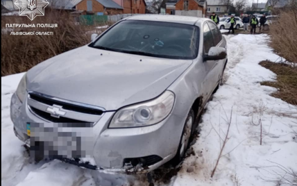 Обстрелял патрульных и застрял в грязи: на Львовщине пьяный водитель устроил погоню с полицией