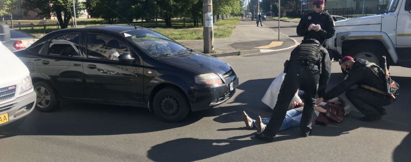 В Киеве возле станции метро "Дарница" произошло ДТП: под колесами автомобиля оказалась женщина