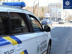 В Одесі п'яний водій врізався в заправку та тролейбус, а потім хлебтав воду з калюжі