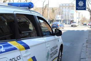 В Одесі п'яний водій врізався в заправку та тролейбус, а потім хлебтав воду з калюжі