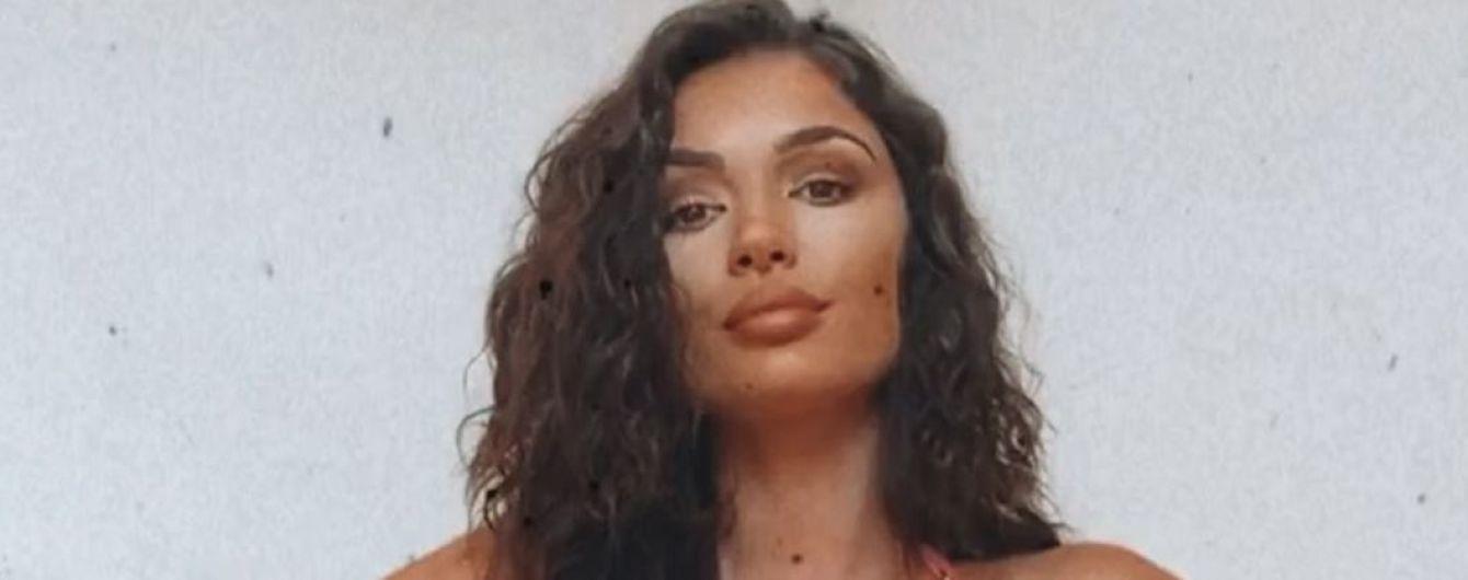 В светло-коралловом бикини: 29-летняя звезда Playboy похвасталась сексуальными формами