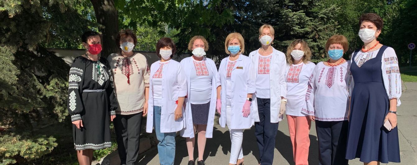 Медики з Олександрівської лікарні у Києві виклали відеопривітання з днем вишиванки