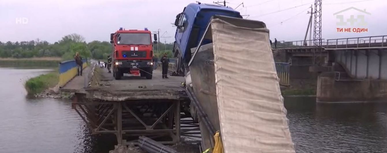 Обвал мосту у Дніпропетровській області: щоб витягти вантажівку поглиблять дно навколо переправи