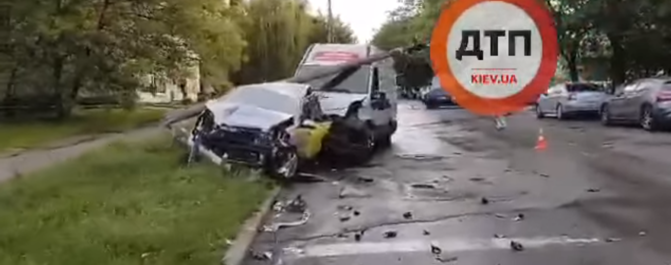 В Сети появилось видео невероятного ДТП в Киеве с участием четырех авто
