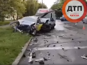 У Мережі з'явилося відео неймовірної ДТП в Києві за участю чотирьох авто