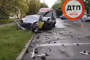 У Мережі з'явилося відео неймовірної ДТП в Києві за участю чотирьох авто