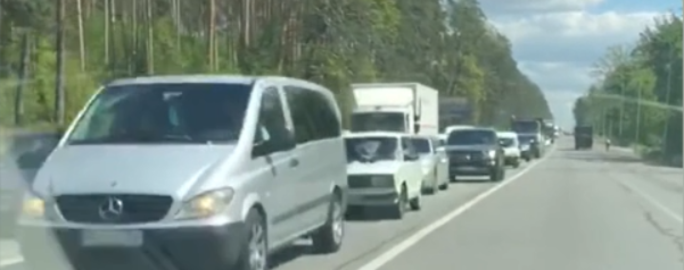 В бік Ірпеня утворився довжелезний затор через дрібні аварії: відео
