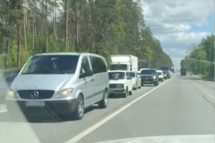 В бік Ірпеня утворився довжелезний затор через дрібні аварії: відео