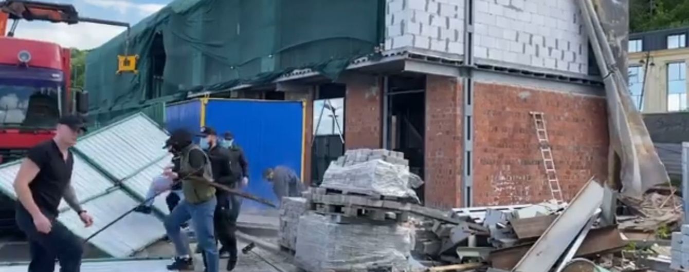 Активісти знесли паркан навколо скандального будівництва на Поштовій площі в Києві