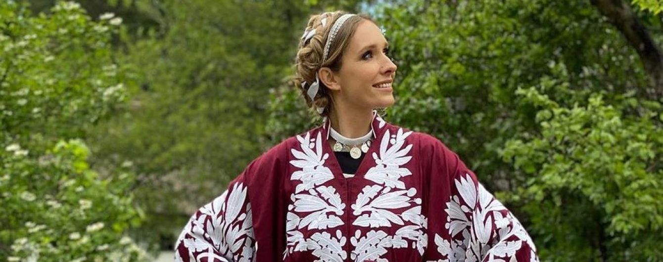 Позувала на фоні гусей: Катя Осадча в ефектній сукні-вишиванці знялася у стилізованій фотосесії