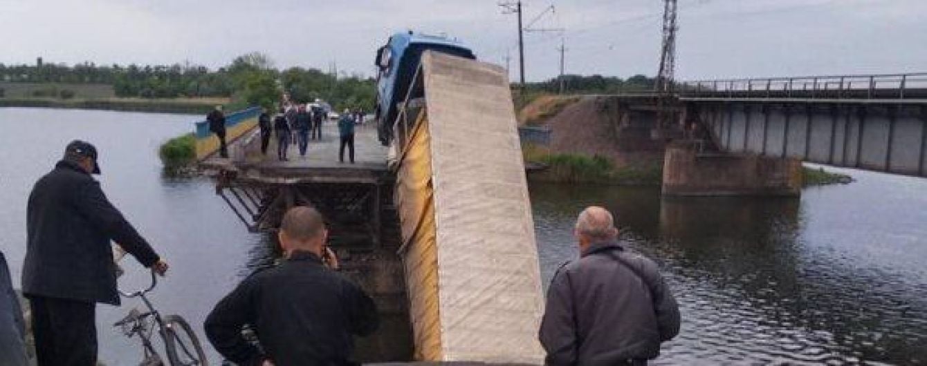 Укравтодор обнародовал видео момента обрушения моста с грузовиком возле Никополя