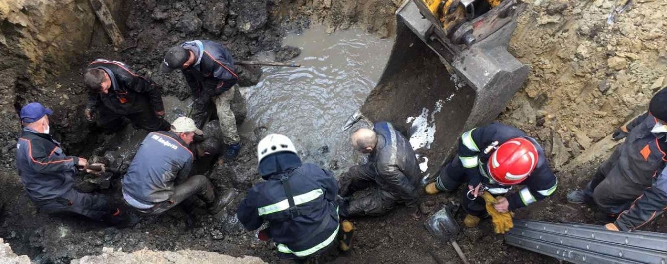 В Хмельницкой области рабочие оказались под завалами канализационного коллектора: есть жертва