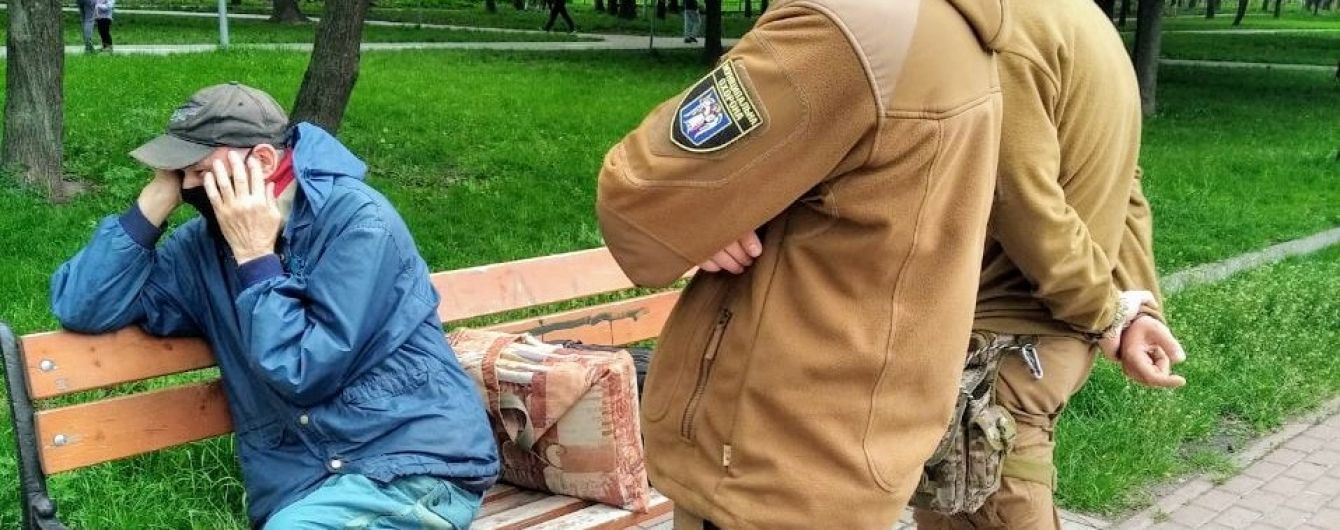 У київському парку на лавці самозадовільнявся чоловік: його передали поліції