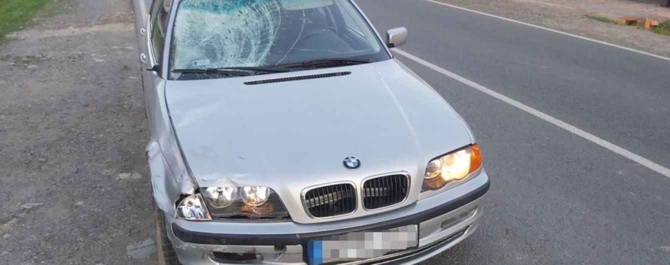 На Закарпатті п'яний водій на BMW на смерть збив велосипедиста і втік