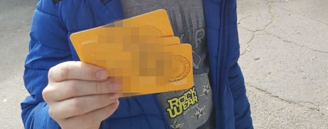 В Днепре отец с сыном торговали спецпропусками для проезда в транспорте