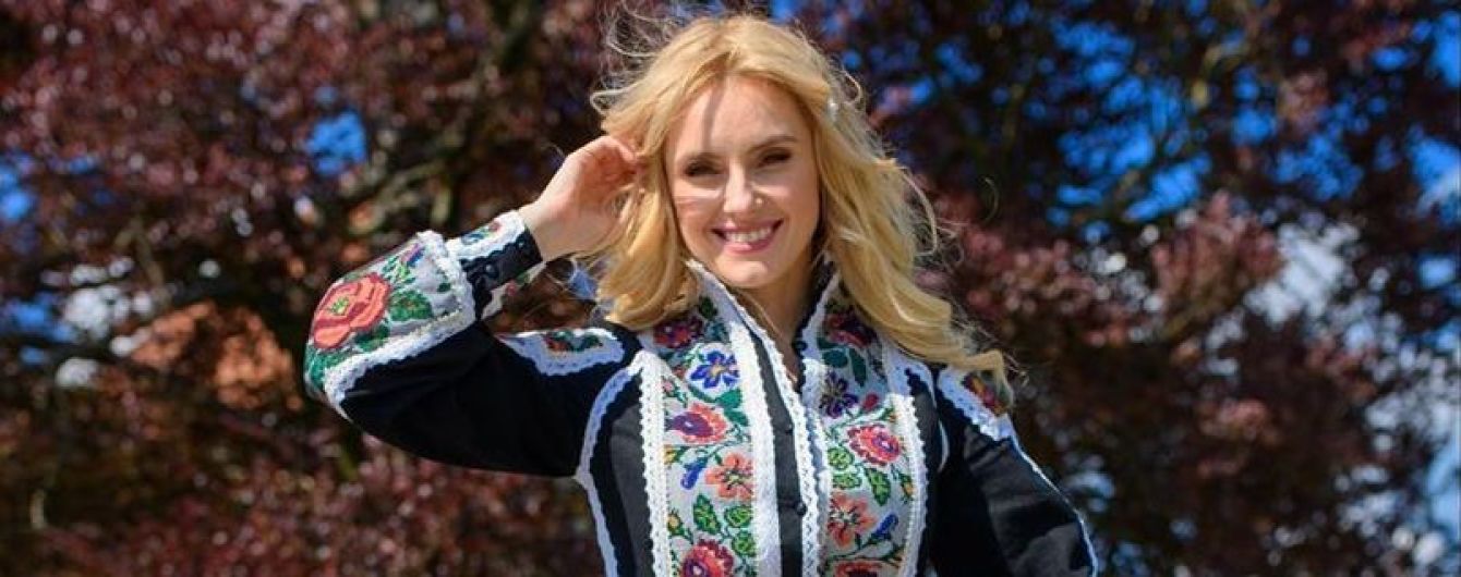 Їй дуже пасує: Ірина Федишин короткою сукнею-вишиванкою підкреслила стрункі ноги