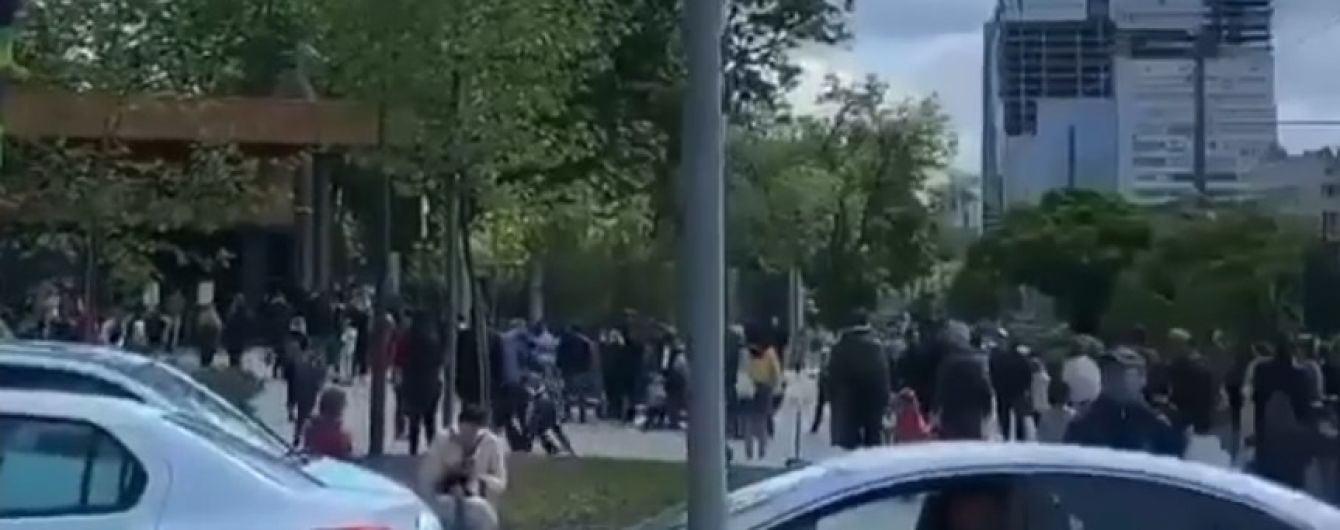 В Киеве возле зоопарка аншлаг - очередь на вход заканчивается в подземном переходе
