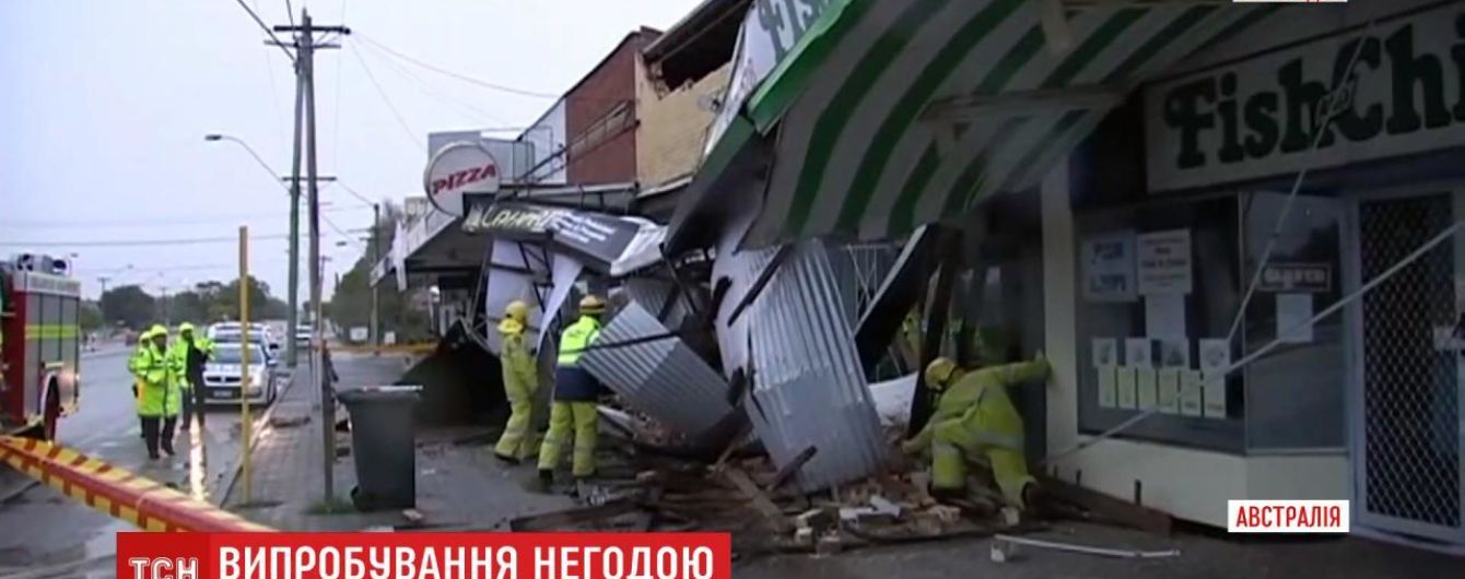 На запад Австралии обрушился мощный ураган: поваленные деревья и разбитые здания