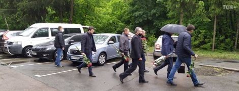 Под ливнем и с усиленным уровнем приватности: в Киеве прощаются с застреленным нардепом Давиденко